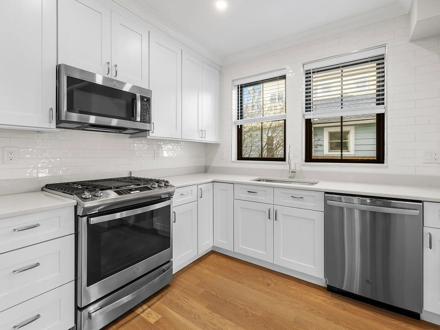 4 bed, 2.0 bath, 1280 sqft, $5,300 — Photo 2