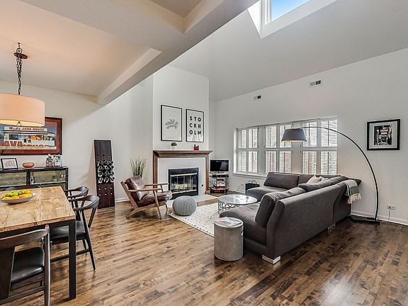 2nd image of 3252 N Kenmore Ave #306