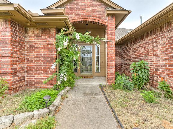4th image of 204 SW 132nd Pl