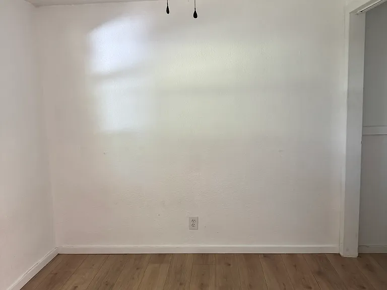 1055 S Park St — Photo 7