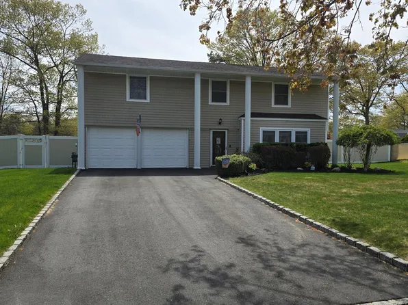 18 Calicotree Lane, Coram, NY 11727