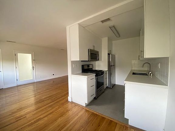 5th image of 3130 S Barrington Ave APT H