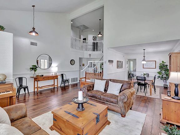 4th image of 12664 Butterwood Ct