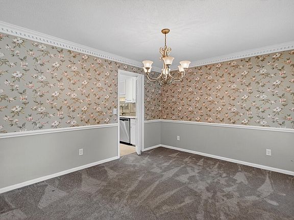 5th image of 104 Laurens Ct