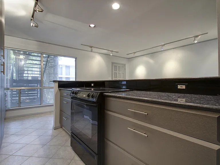 500 E Riverside Dr #136 — Photo 8