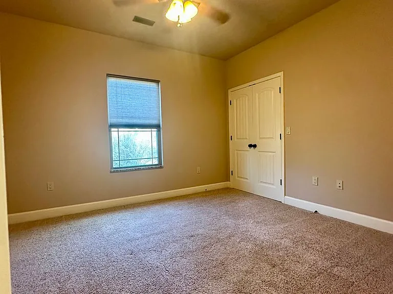 213-215 Pebblestone Ln — Photo 12