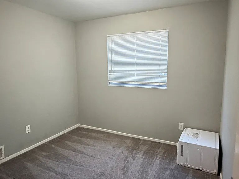 20501 Northlawn St — Photo 12