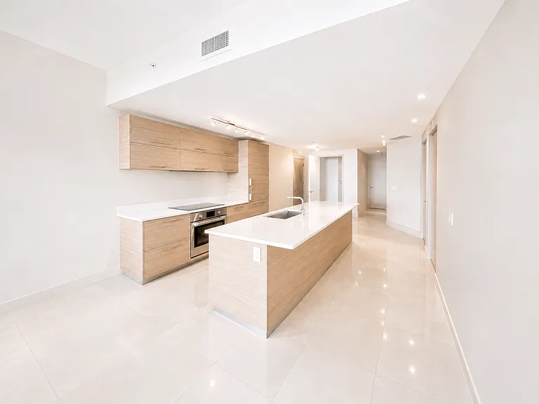 650 NE 32nd St #28 — Photo 7