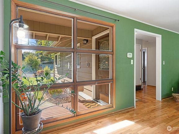 3rd image of 2136 Woodcrest Drive SE