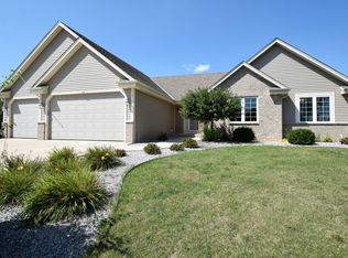 899 Foxwalk Ct, Waterford, WI 53185