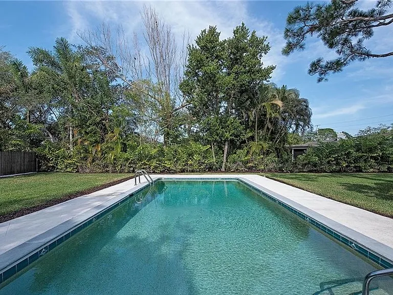 1281 Diana Ave — Photo 2