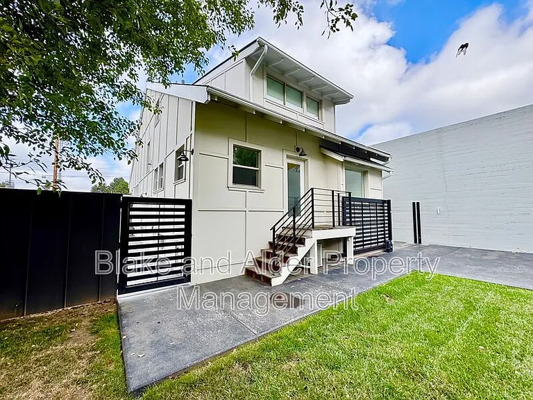 3556 NE Sandy Blvd — Photo 2