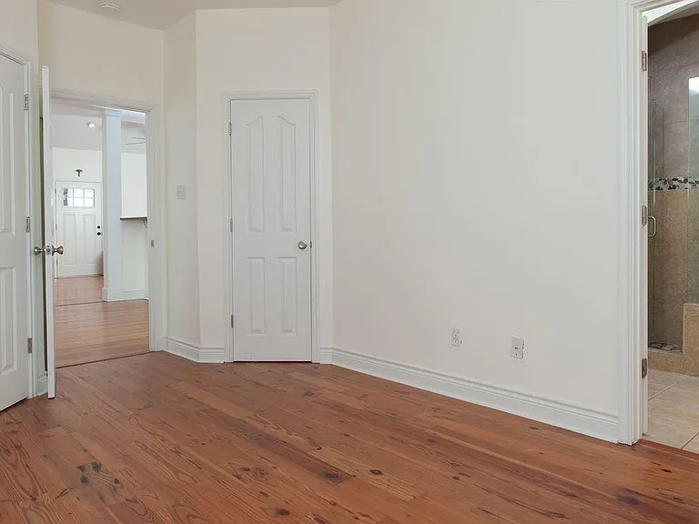 707 W 35th St — Photo 14