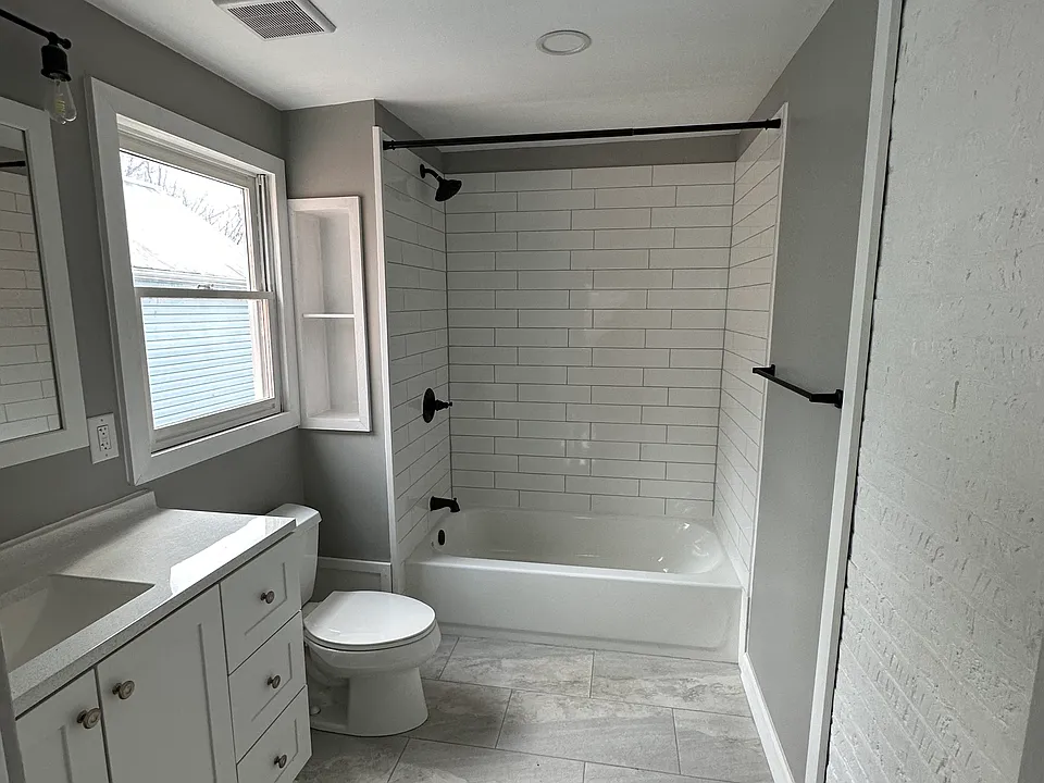 515 W John St