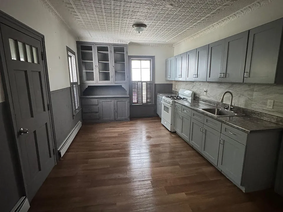 52 Vrooman Ave