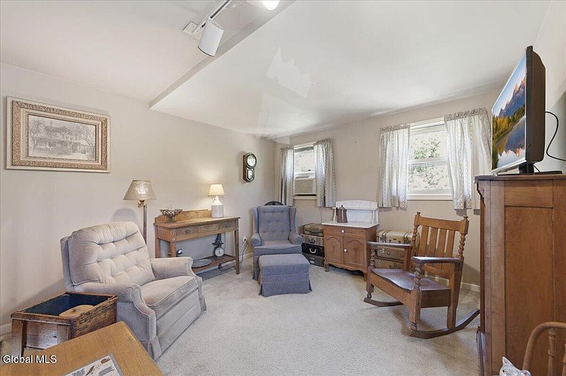 4th image of 88 Mountain View Avenue