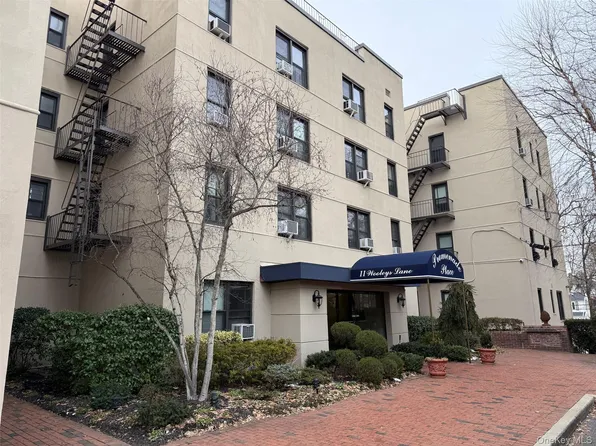 11 Wooleys Lane #1k, Great Neck, NY 11023