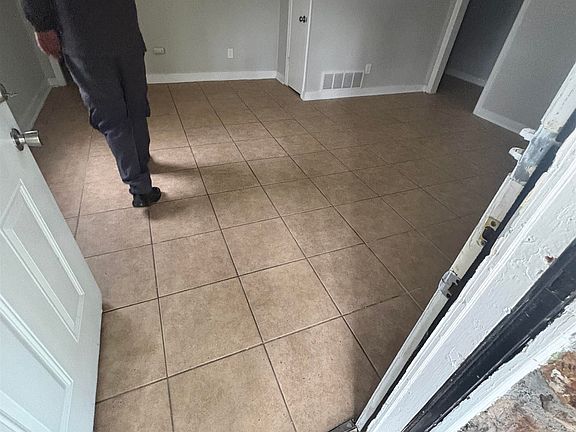 2nd image of 1049 Haynes St