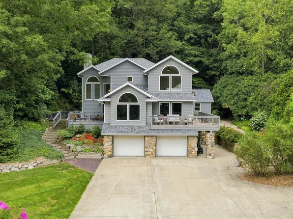 677 Tuttle Rd, Baroda, MI 49101