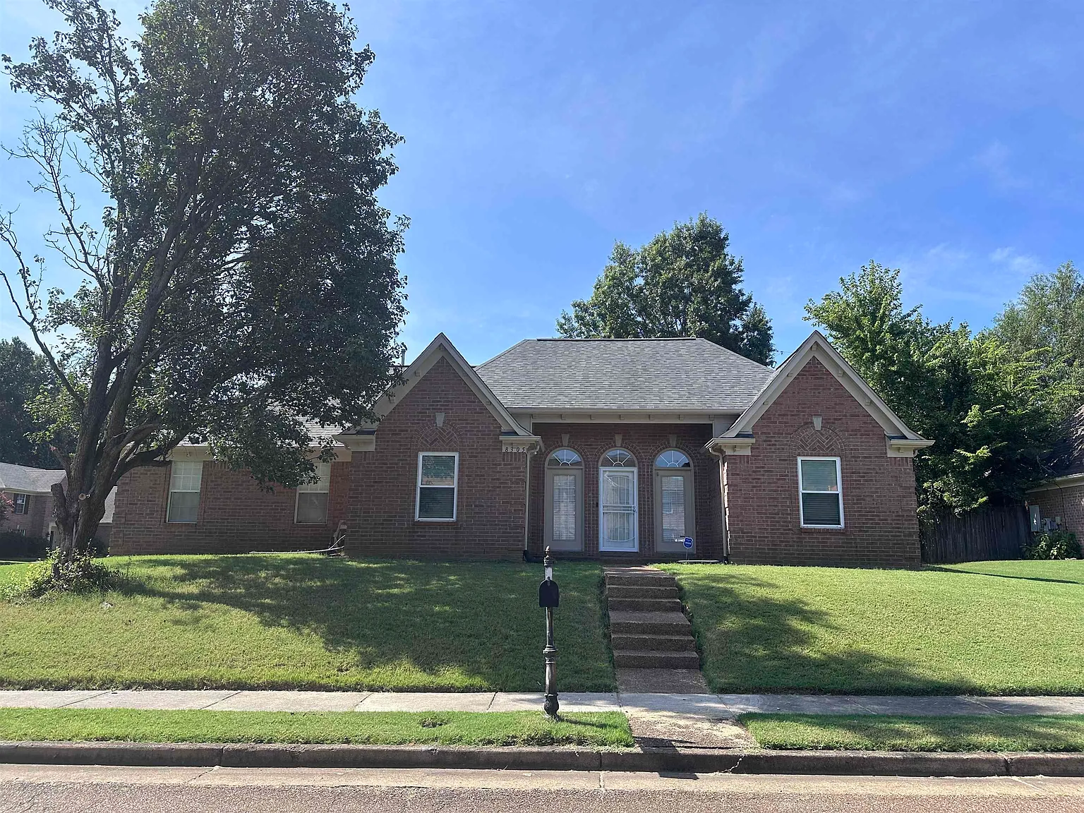 3 bed, 2.0 bath, 1862 sqft, $2,000 — Photo 1
