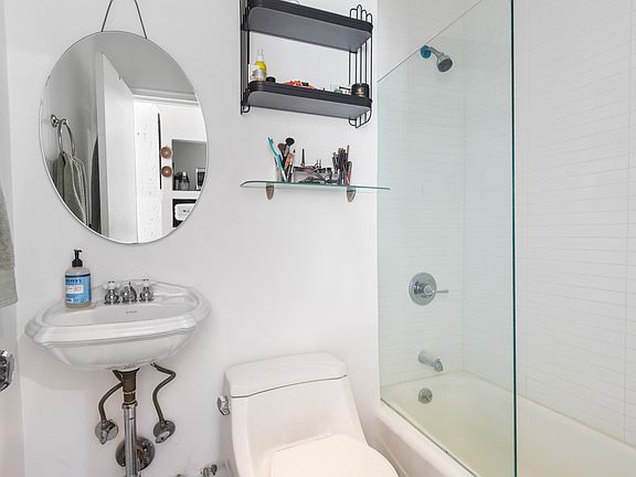 4th image of 260 W 21st St APT 2N