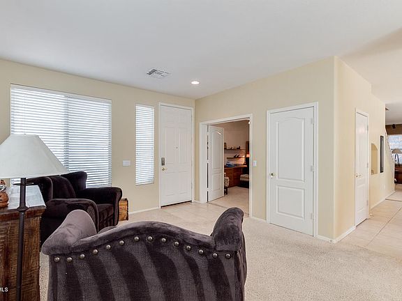 5th image of 967 E San Tan Dr