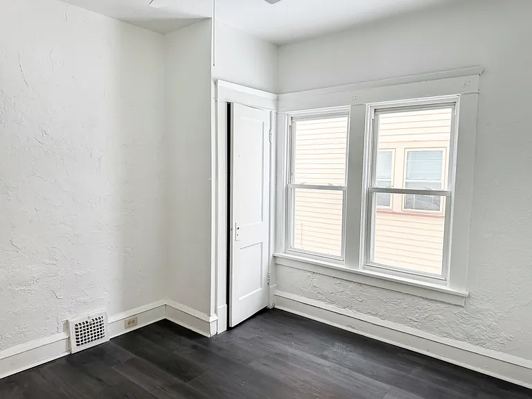 3 bed, 1.0 bath, 1200 sqft, $1,300 — Photo 19