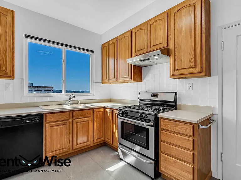 1341 Union St #10 — Photo 16