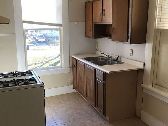 5th image of 1054 College St #B