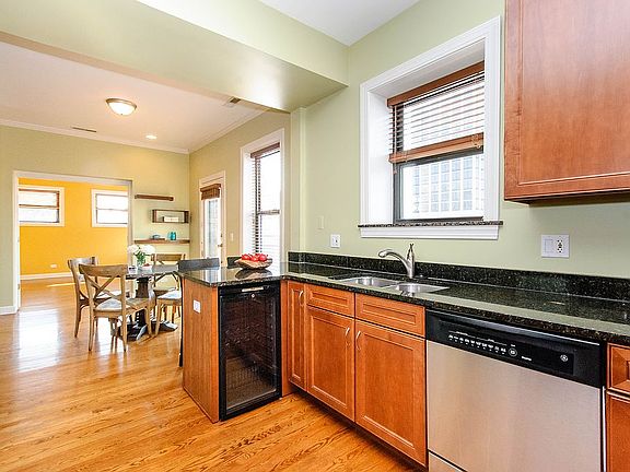 3rd image of 917 W Agatite Ave APT 4R