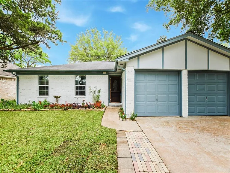 2528 Village Circle Dr — Photo 3