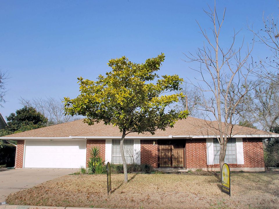 Large, well maintained East Austin home with brick exterior.