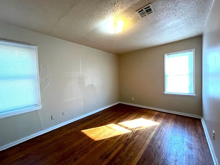 2329 Mustang St — Photo 21
