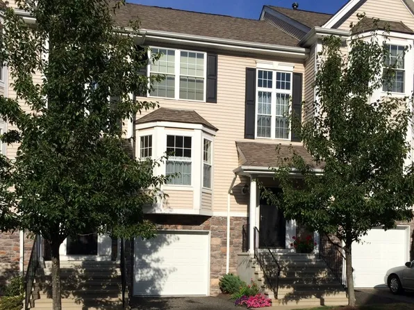 902 Sienna Dr, Danbury, CT 06810