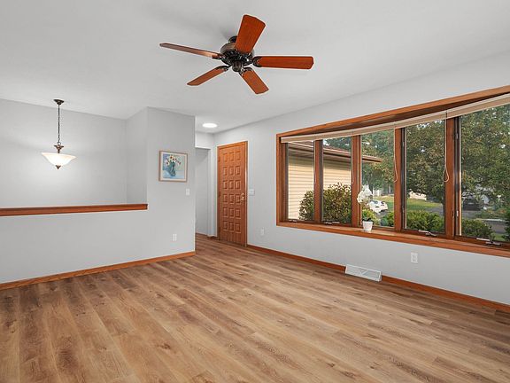 3rd image of 29 Newbury Cir