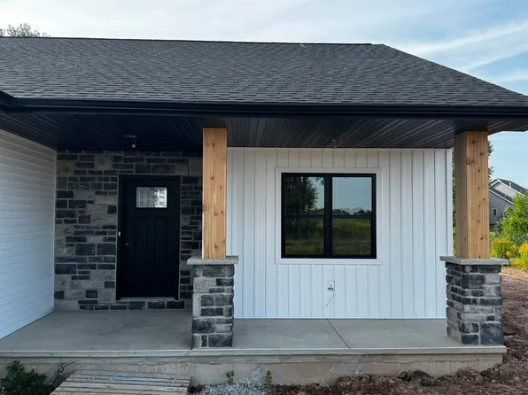 W5943 Woodland Rd, Menasha, WI 54952