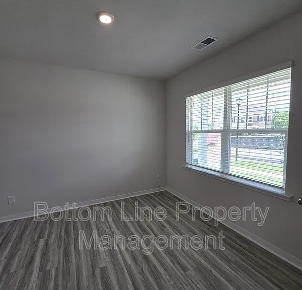 549 Blackpool Ct — Photo 5