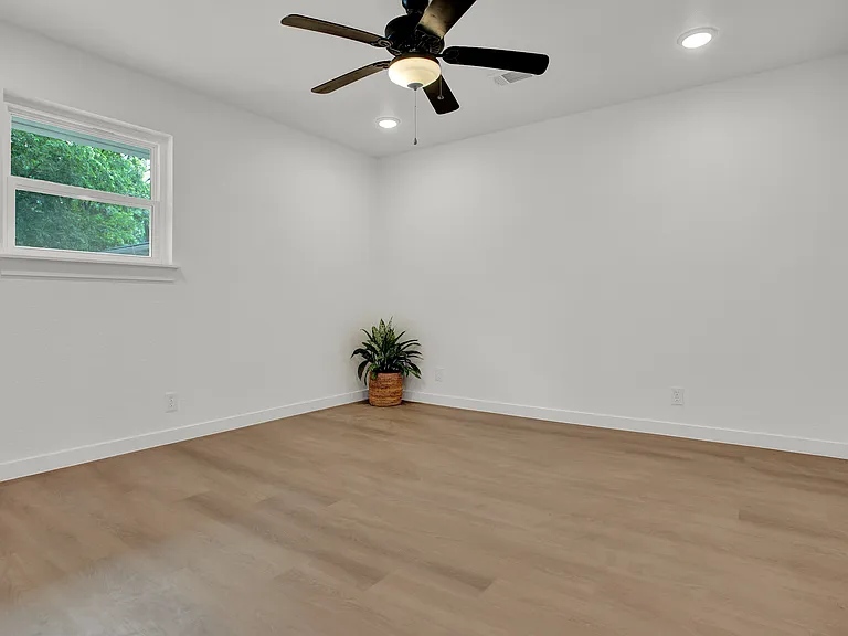 2910 W Crawford St — Photo 18