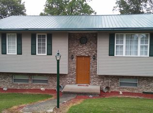 302 Cottageville Rd, Cottageville, WV 25239