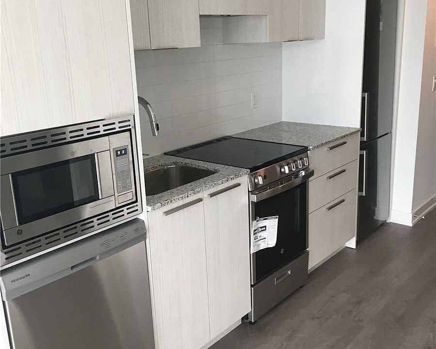 2nd image of 501 Yonge St #1506