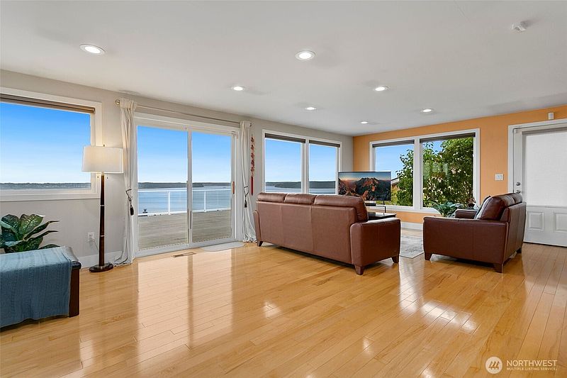 3rd image of 5539 Frances Avenue NE