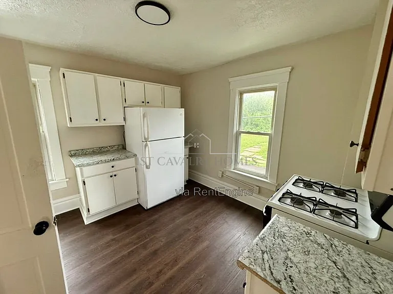 1052 Yale St #3 — Photo 5