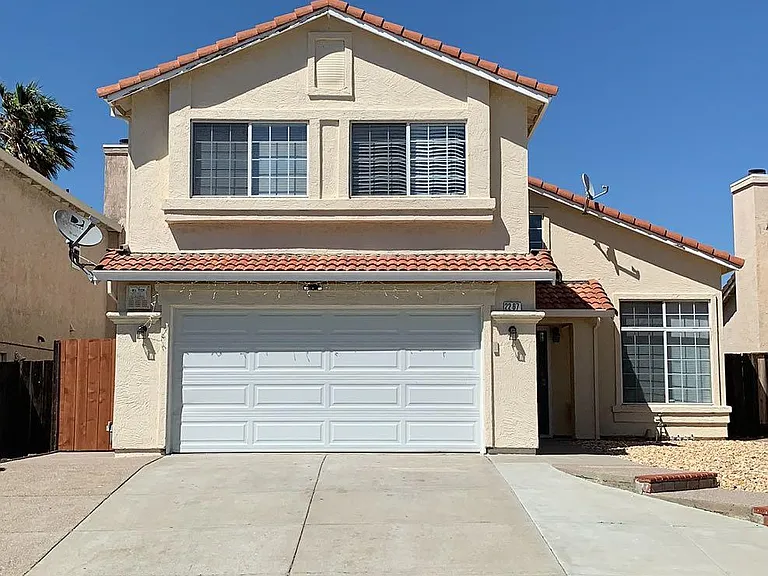2267 Oak Hills Dr — Photo 1
