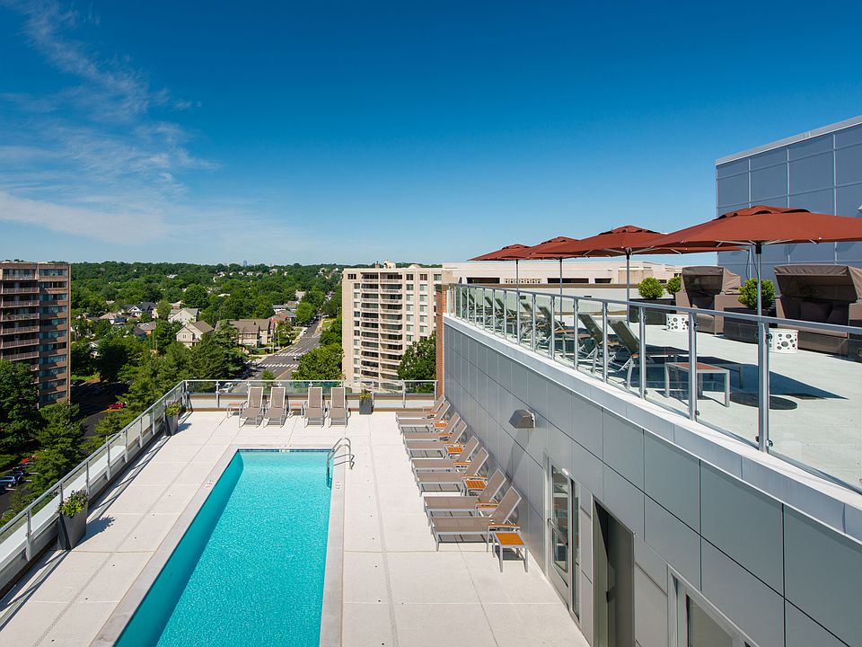 Two-Tiered SkyDeck Rooftop Lounge