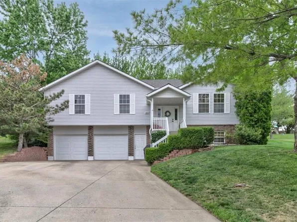 1332 SW Graystone Cir, Grain Valley, MO 64029