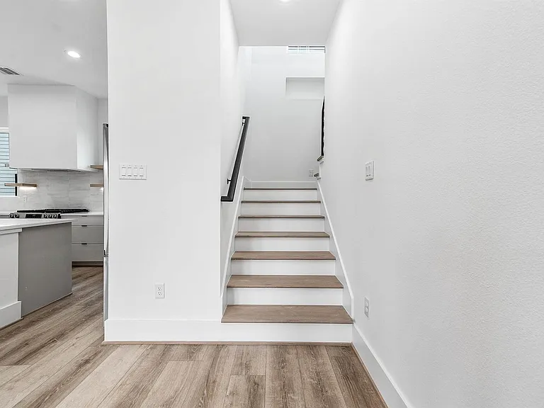 313 N Nagle St — Photo 25