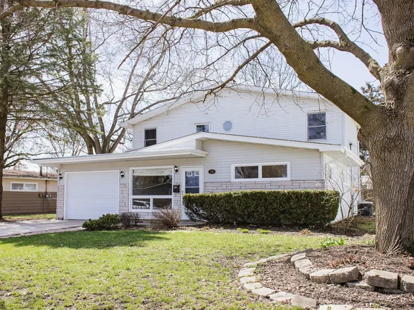 14 S Cherrytree Ct, North Aurora, IL 60542