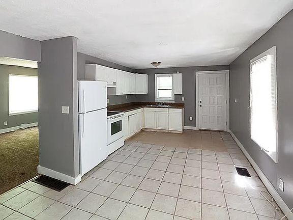 3rd image of 572 Alfred Rd NW