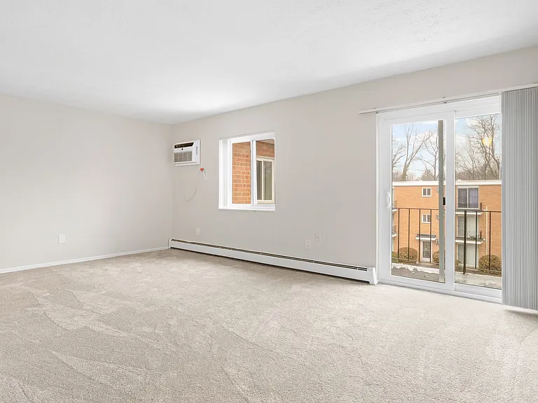 The Hillcrest Apartments — Photo 19