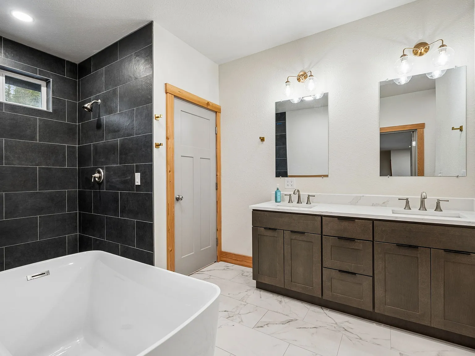 4 bed, 3.5 bath, 3600 sqft, $3,200 — Photo 4